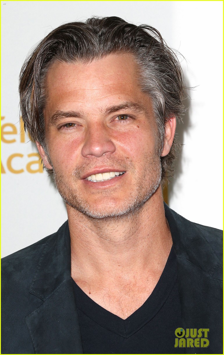 timothy olyphant steps out for an evening with the cast of justified 093075236