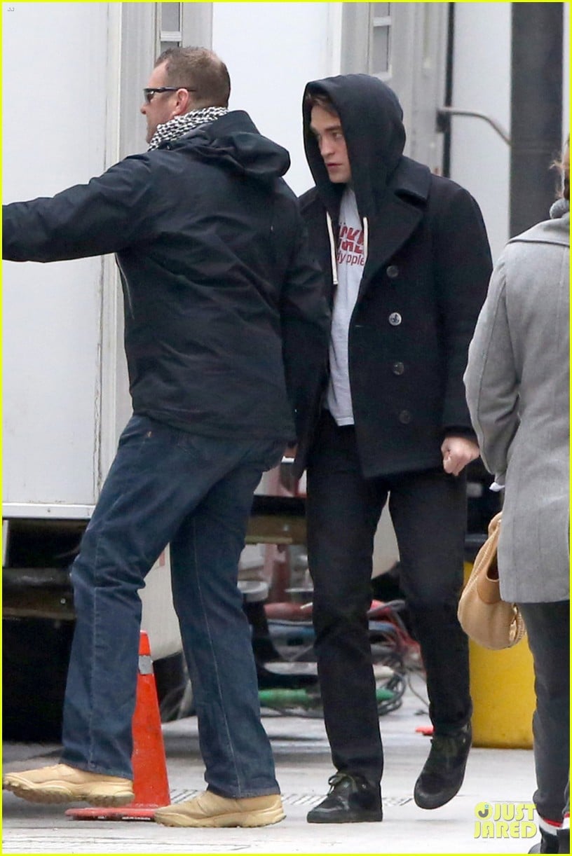 robert pattinson stands out in life even with a hoodie 013068436
