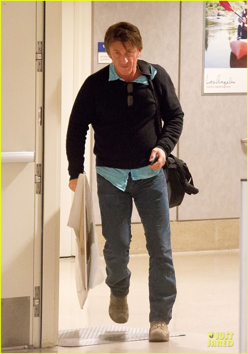 sean penn returns to lax with painting 023070169