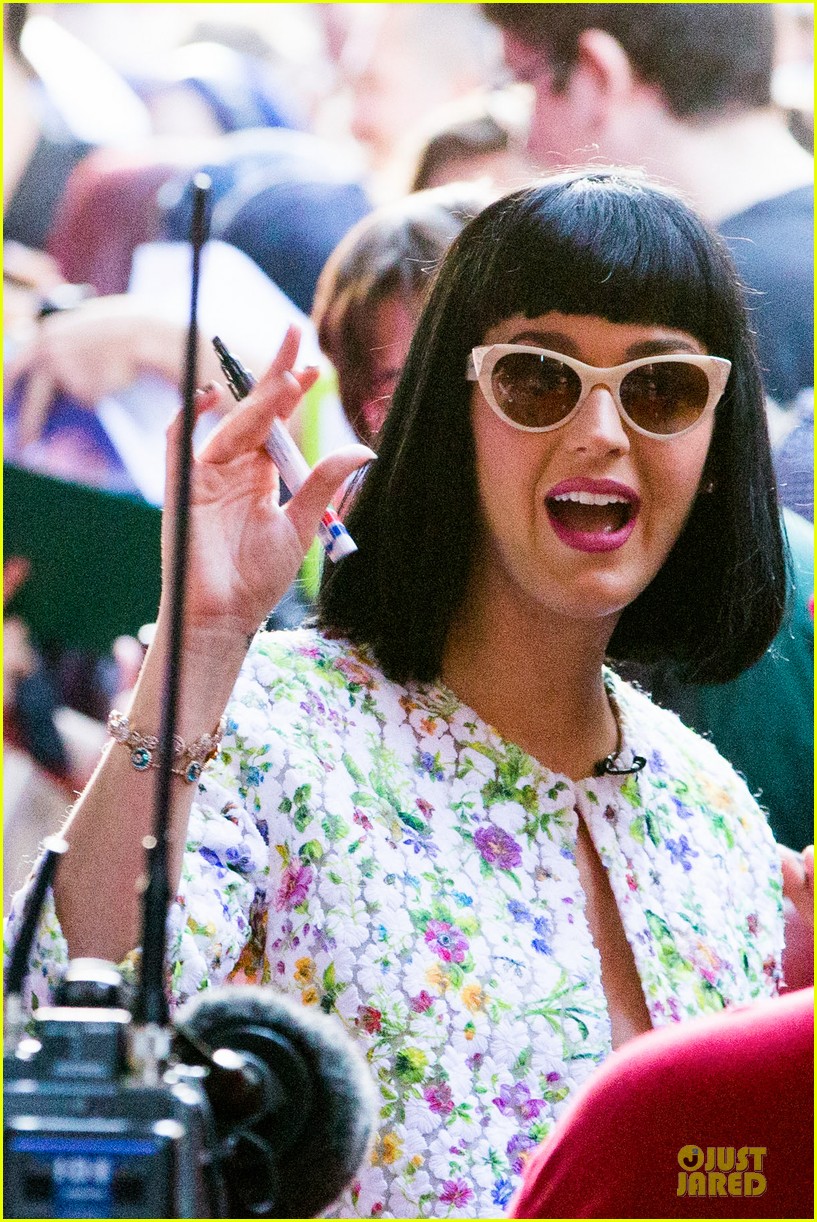 katy perry excites australian fans with her colorful spirit 06