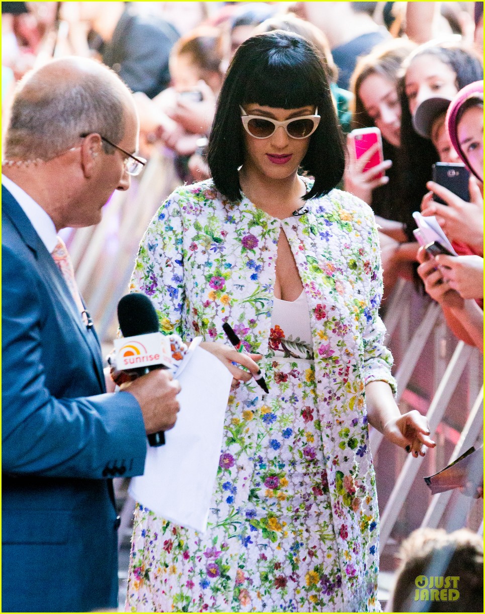 katy perry excites australian fans with her colorful spirit 07