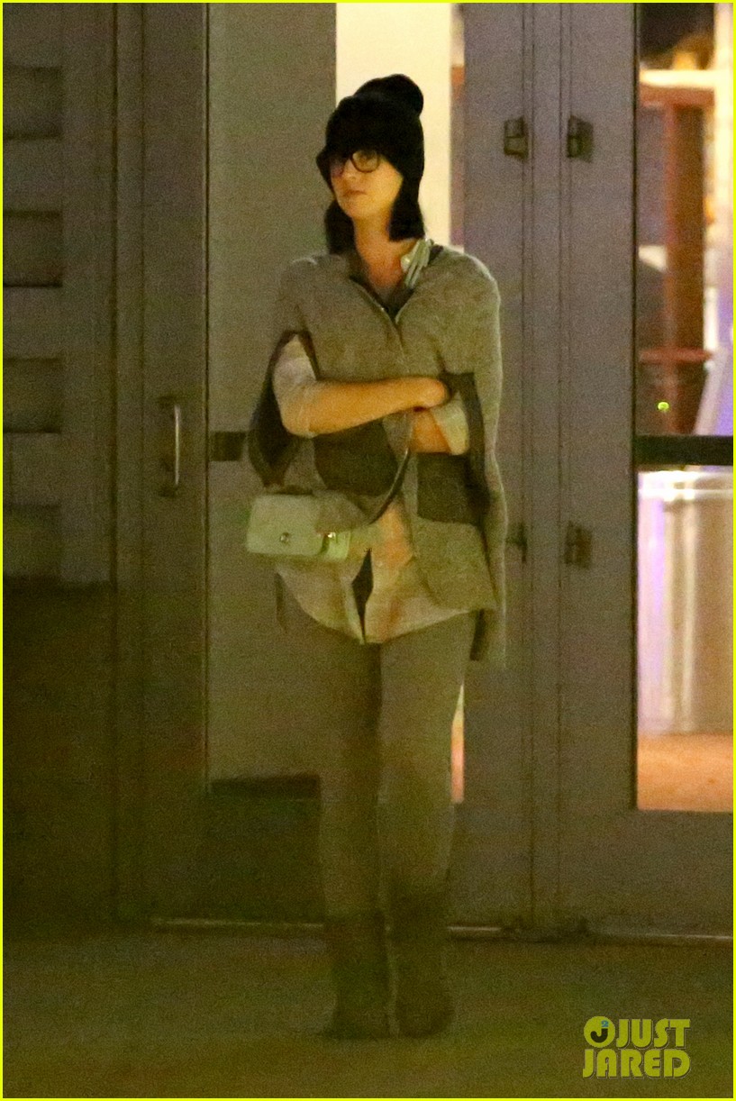 katy perry catches a movie with friends 283069377