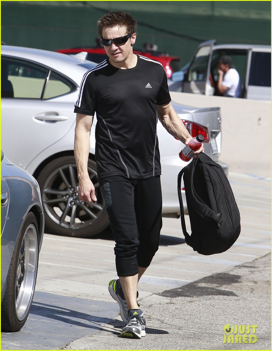 jeremy renner keeps his action hero body in tip top shade 05