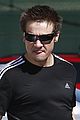 jeremy renner keeps his action hero body in tip top shade 02