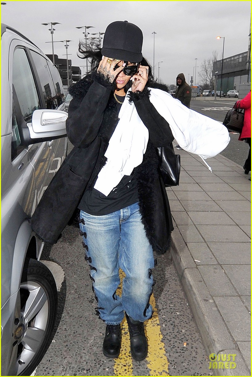 rihanna departs manchester after cozy dinner with drake 24