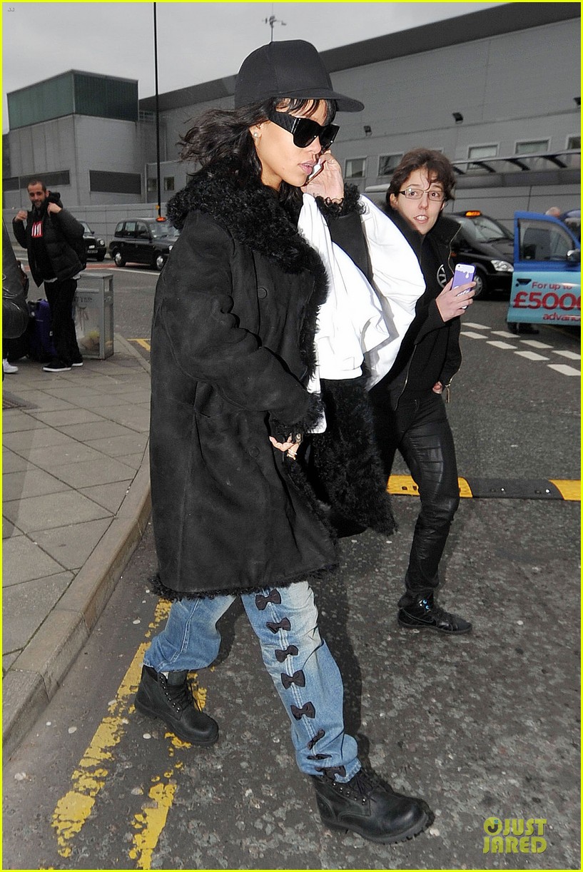 rihanna departs manchester after cozy dinner with drake 32
