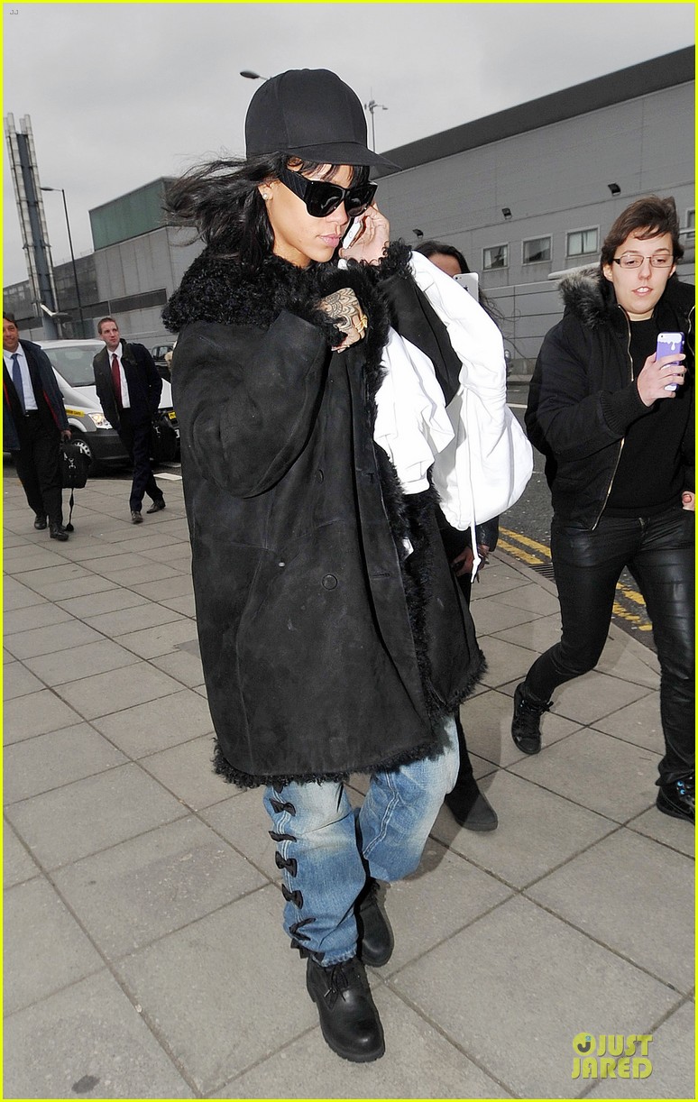 rihanna departs manchester after cozy dinner with drake 333072072