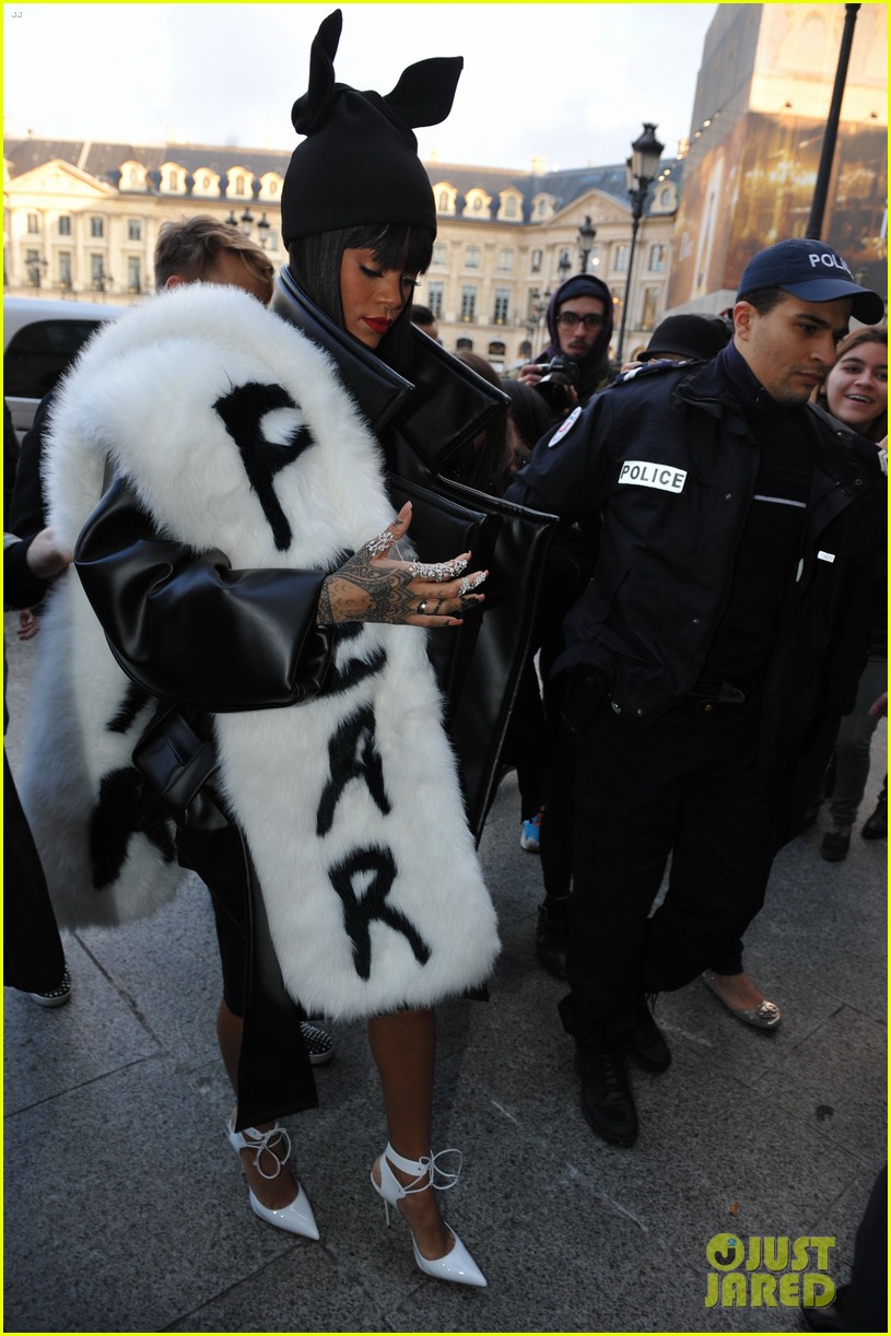 rihannas fur stole is covered in fear at paris fashion show 033063317