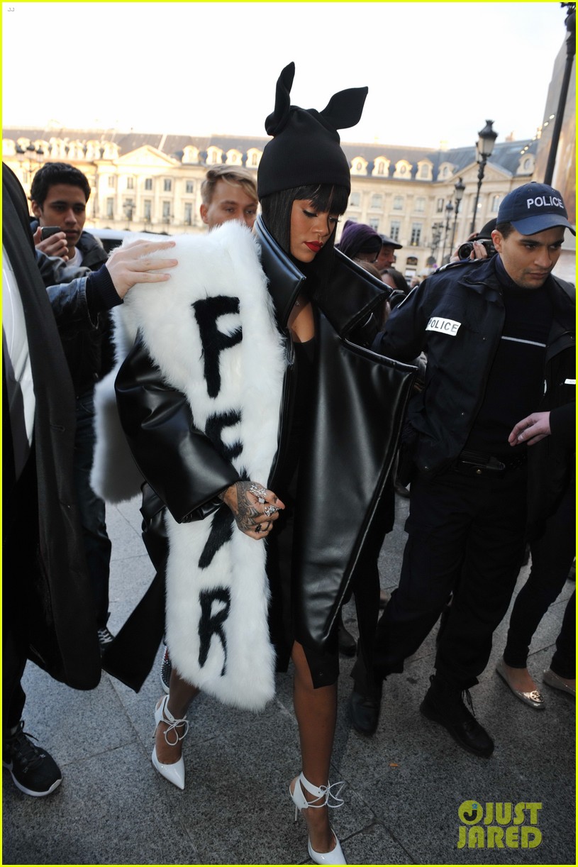rihannas fur stole is covered in fear at paris fashion show 07