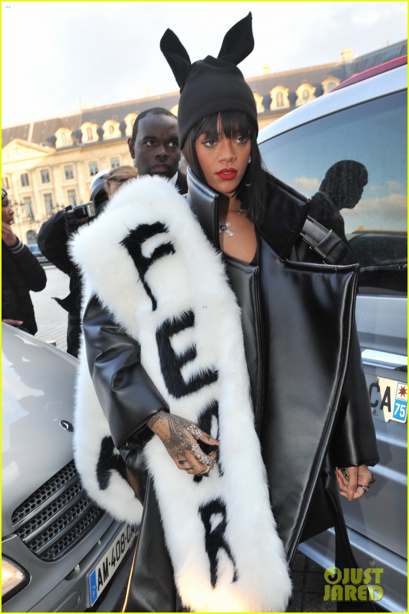 rihannas fur stole is covered in fear at paris fashion show 10