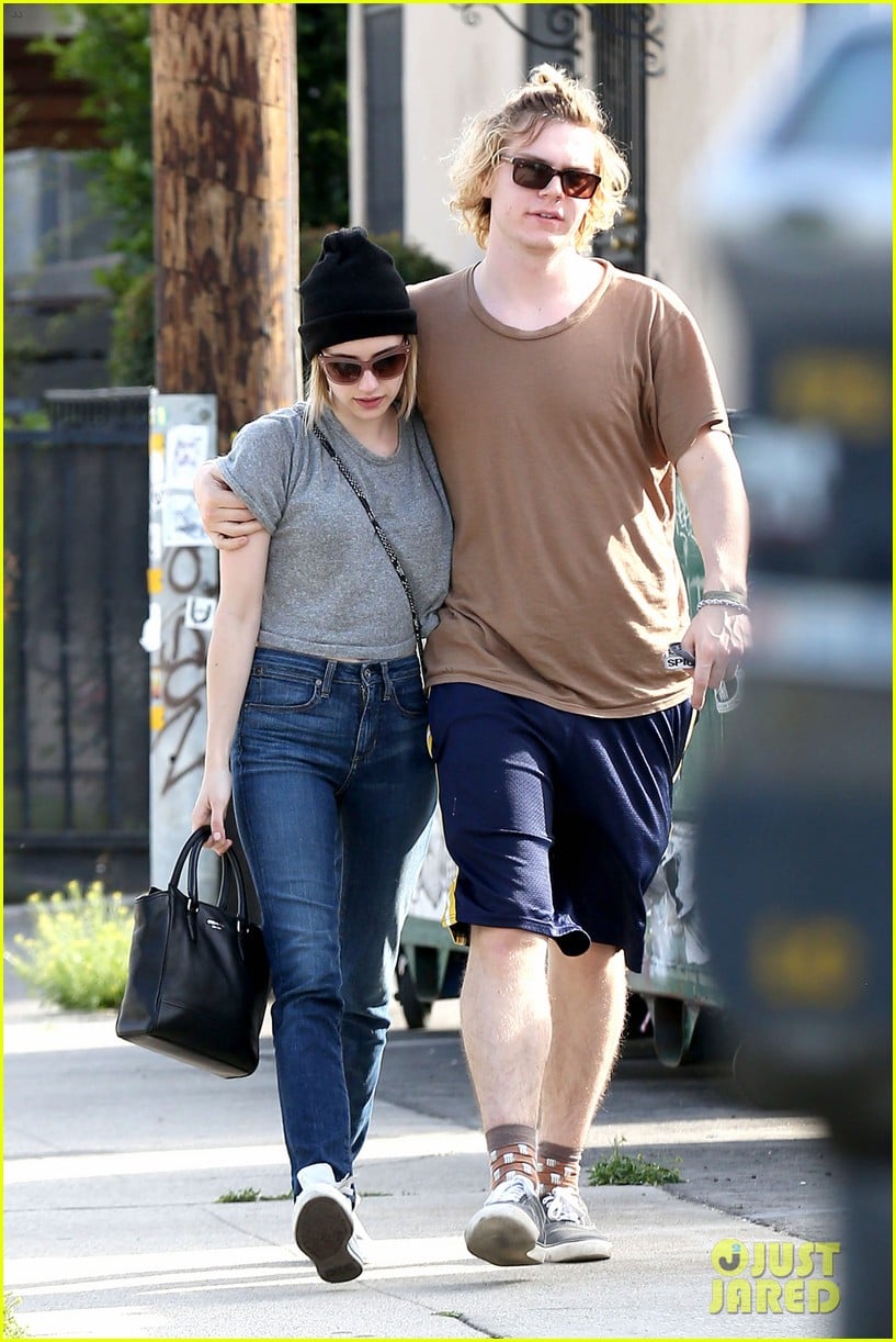 emma roberts evan peters cozy up after sunday lunch 04