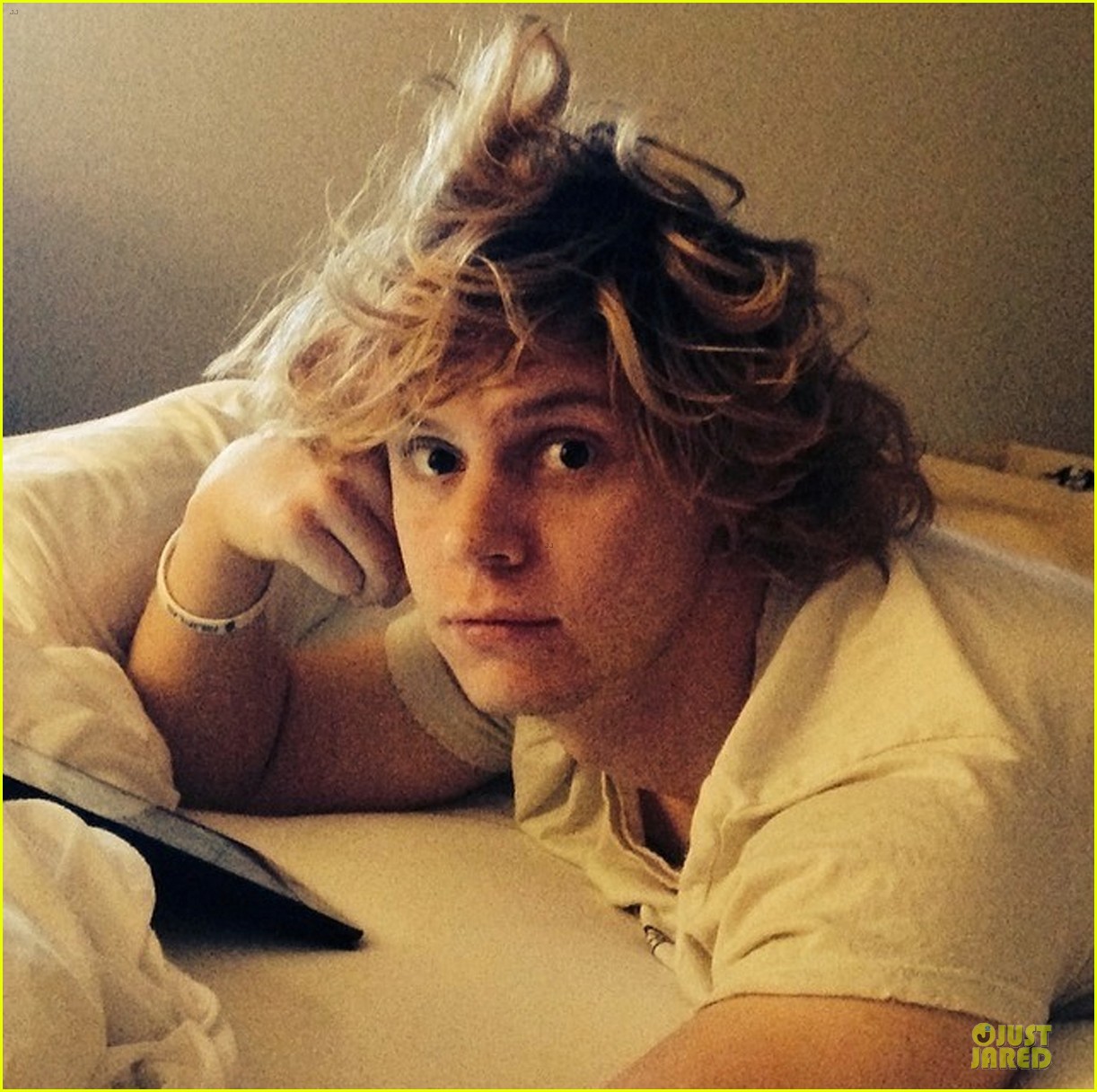 emma roberts snaps pic of evan peters in bed 03