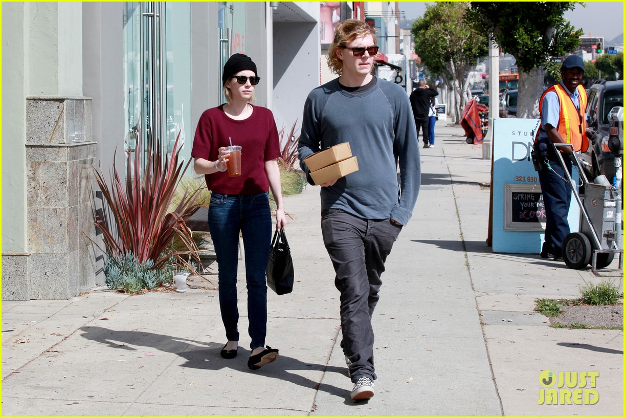 emma roberts engagement ring is the perfect accessory for outing with evan peters 123075983