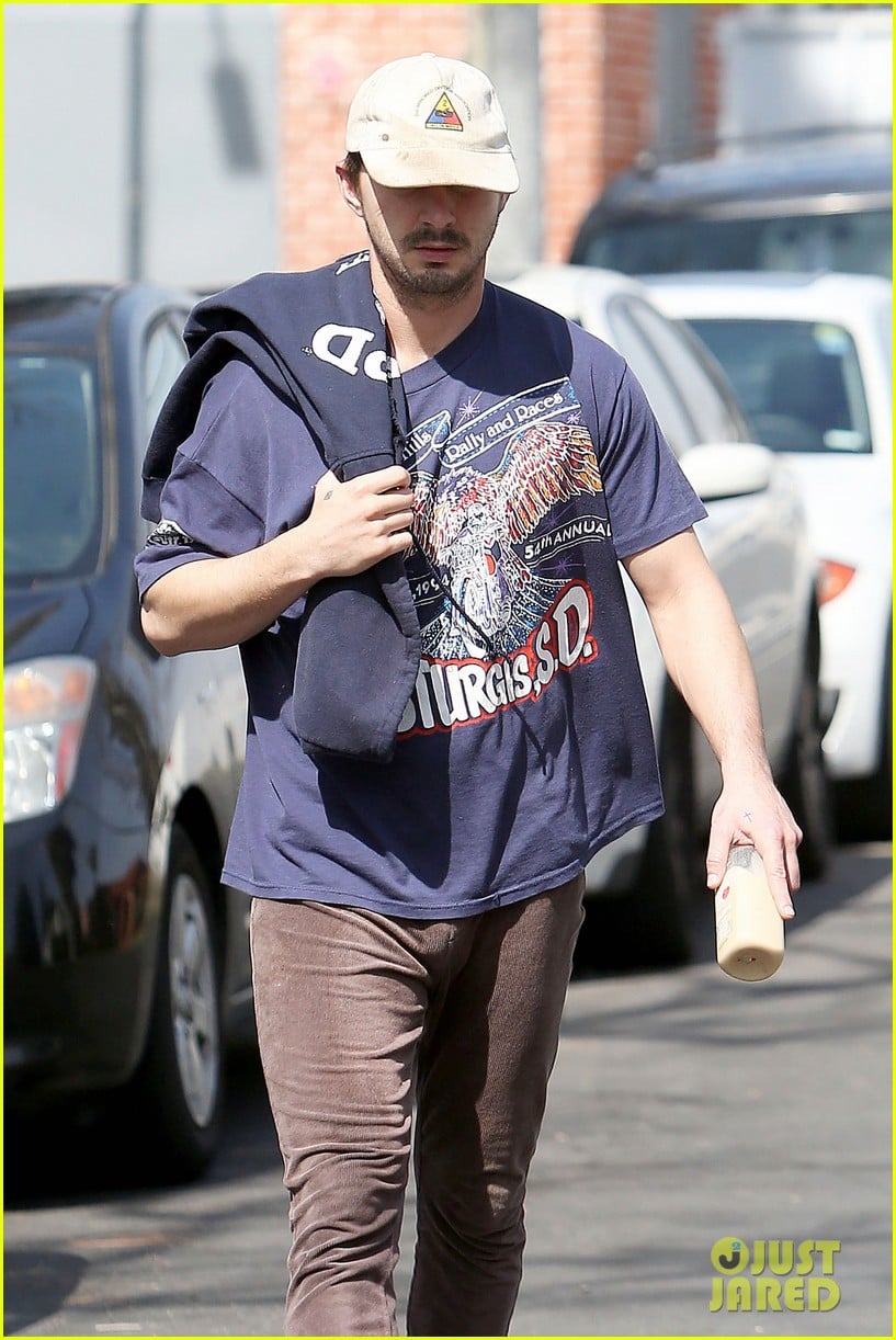 shia labeouf finds a parking ticket on his windshield after workout 17