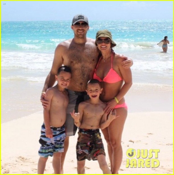 britney spears bikini beach family photos hawaii 01