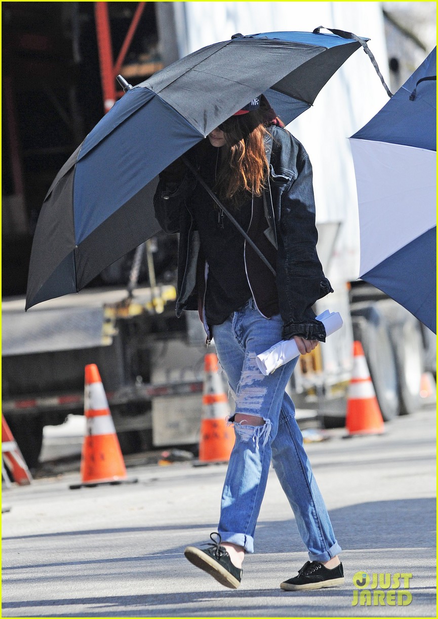kristen stewart shields herself umbrella 05