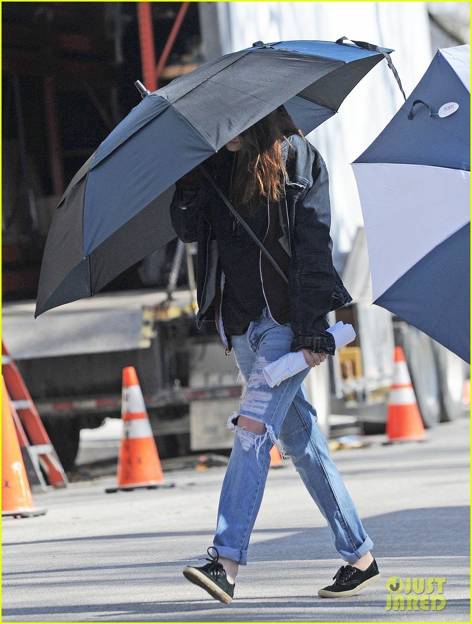kristen stewart shields herself umbrella 08