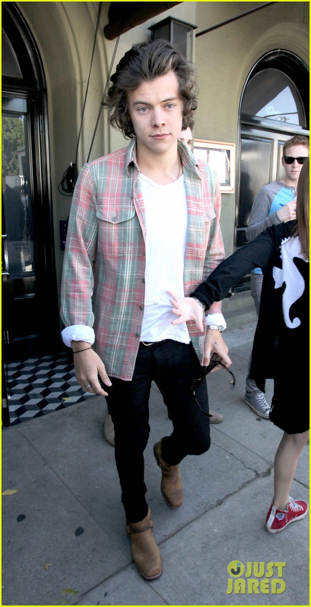 harry styles lunches in los angeles without one direction 01