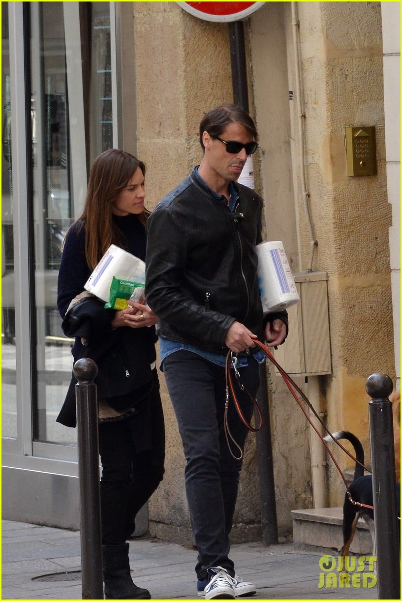 hilary swank treats her two rescue pups to a leisurely parisian stroll 11