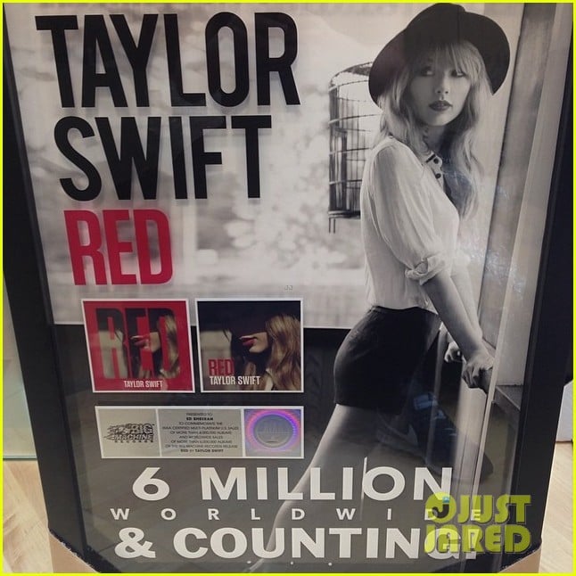Taylor Swift's Pal Ed Sheeran Has a 'Red' Plaque On His Wall! Photo 3067145 Taylor Swift