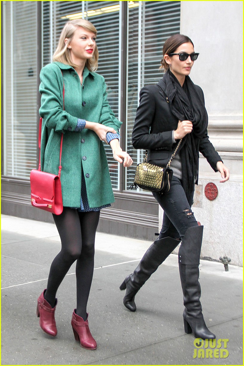 taylor swift grabs lunch with model lily aldridge 103080631