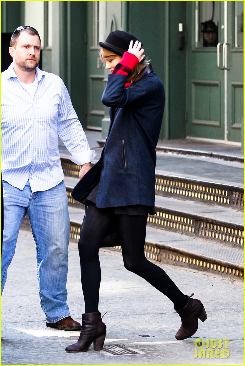taylor swift holds onto her hat before it flies off her head 093078954