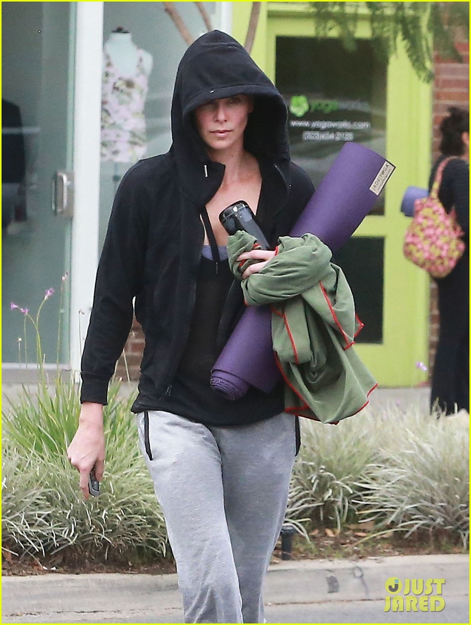 charlize theron always looks pretty even on a sunday morning after working out 043077117