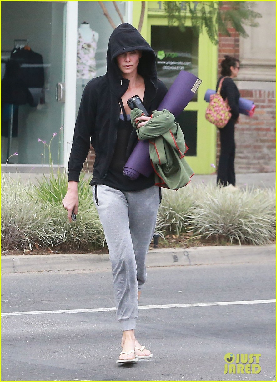 charlize theron always looks pretty even on a sunday morning after working out 113077124