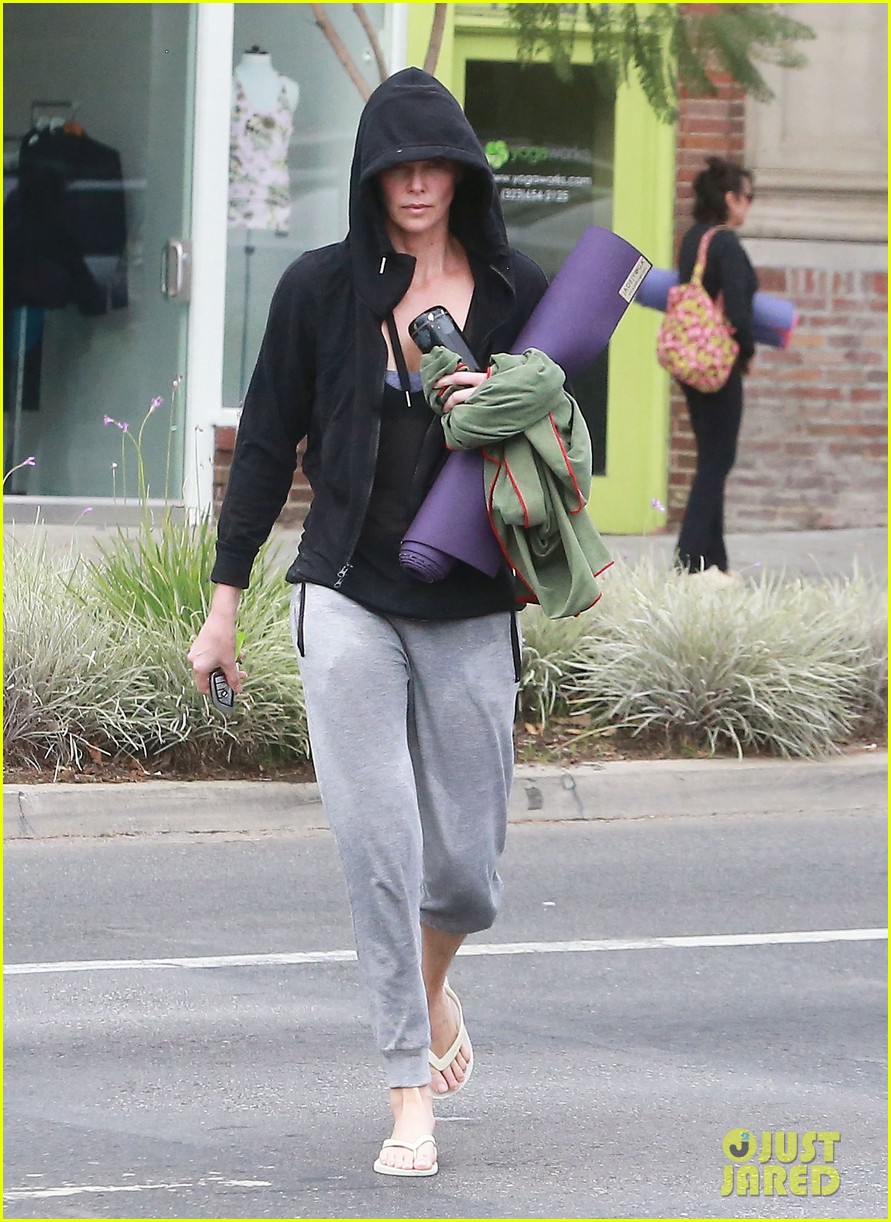 charlize theron always looks pretty even on a sunday morning after working out 123077125