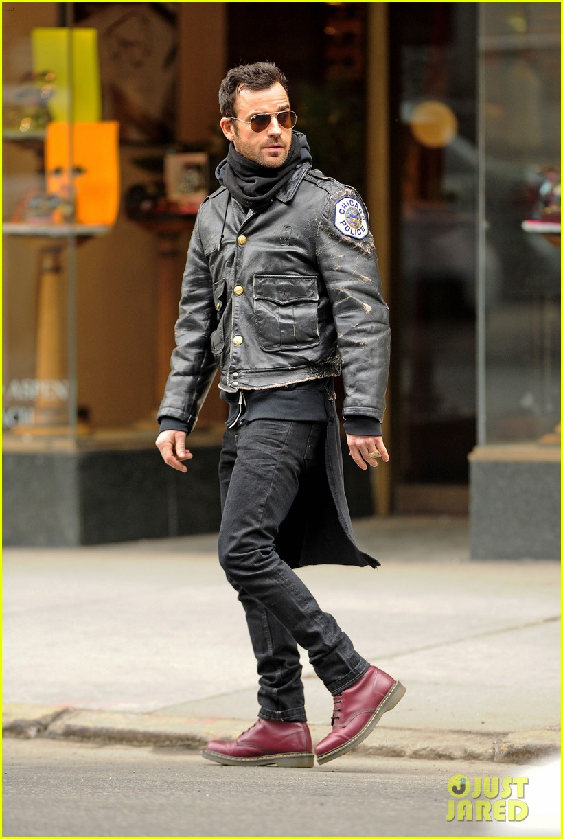 justin theroux stays warm in chicago police 03