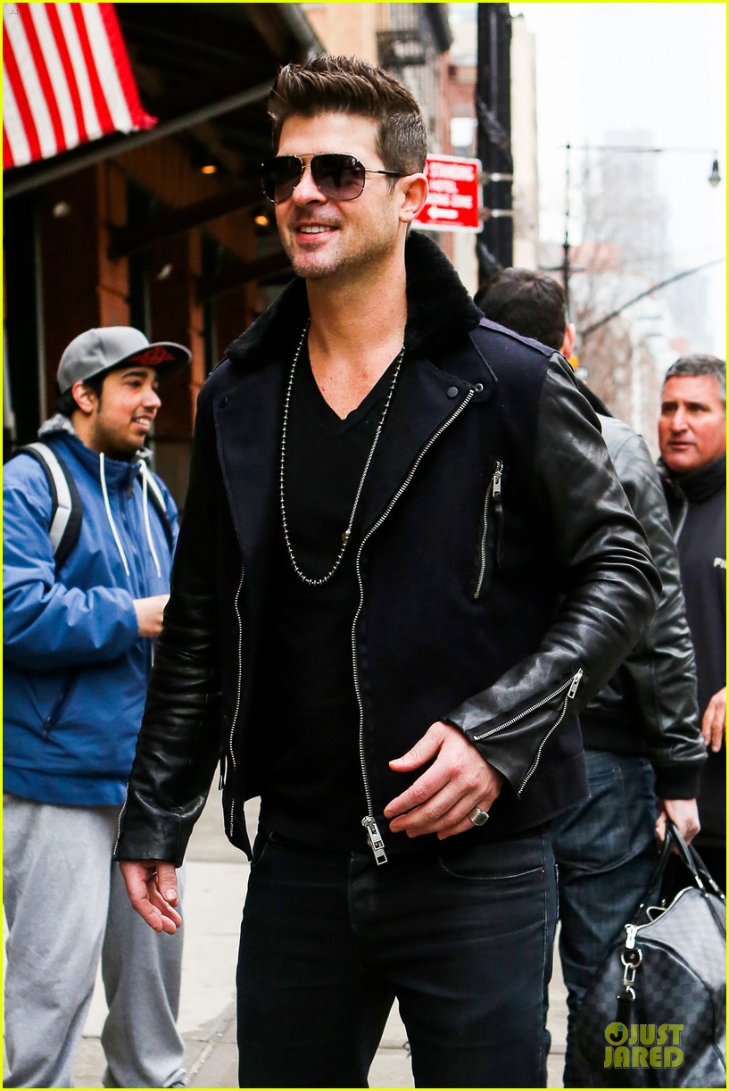 robin thicke is in good spirits without wedding ring in sight 043068262