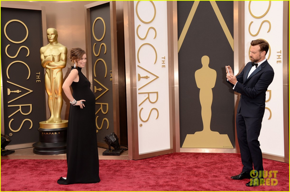 olivia wilde bares baby bump on oscars 2014 red carpet with jason sudeikis 043063756