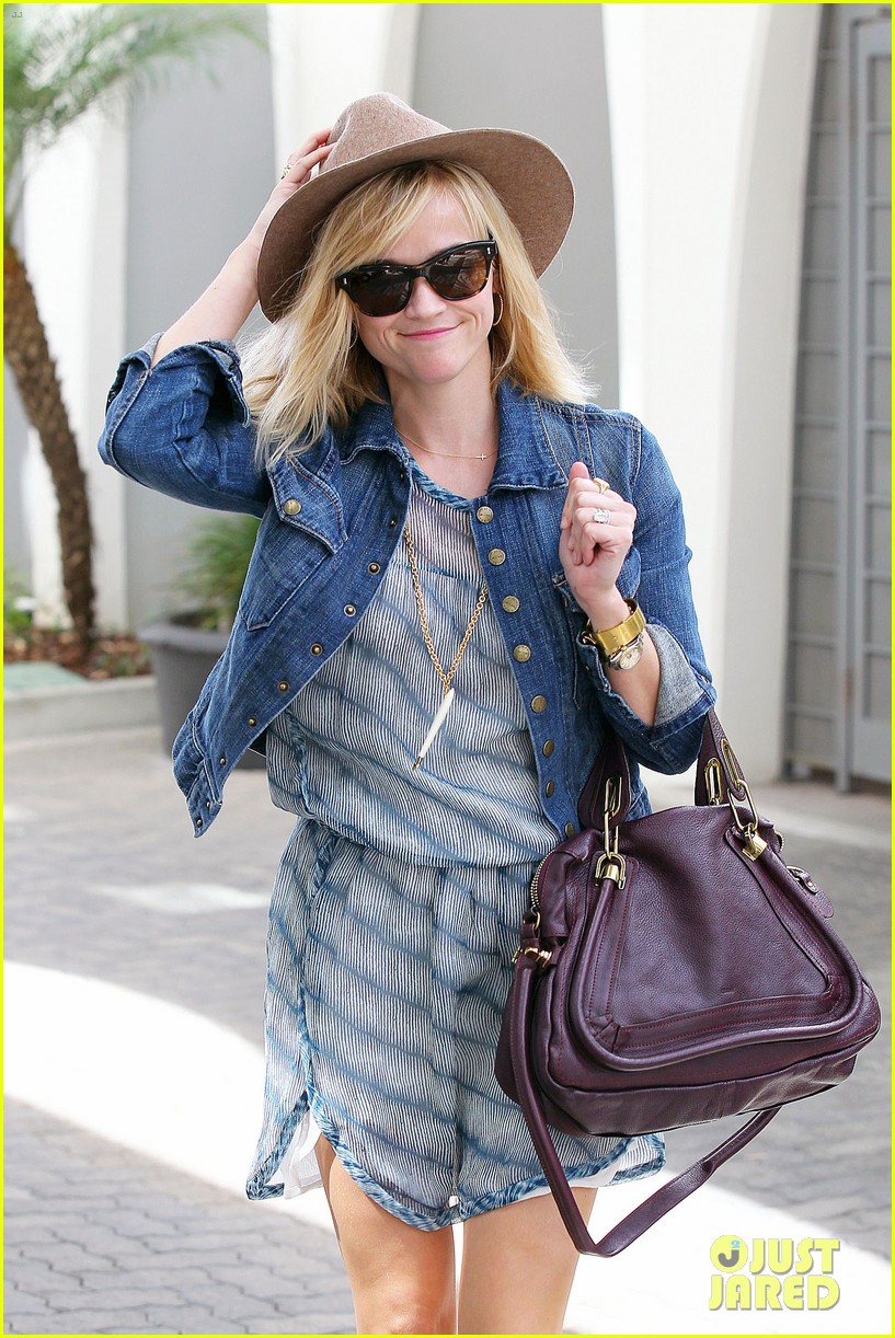reese witherspoon hat almost blows away 02