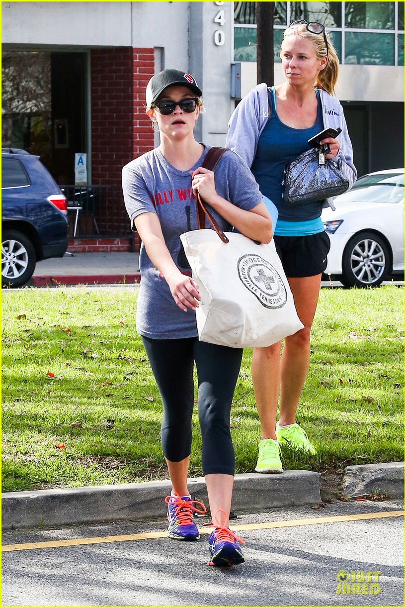 reese witherspoon breaks a sweat with parking ticket 04