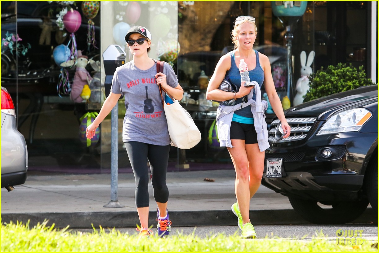 reese witherspoon breaks a sweat with parking ticket 11