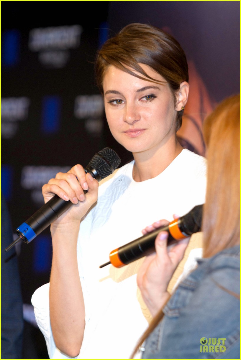 shailene woodley theo james are engrossed with divergent 153065590