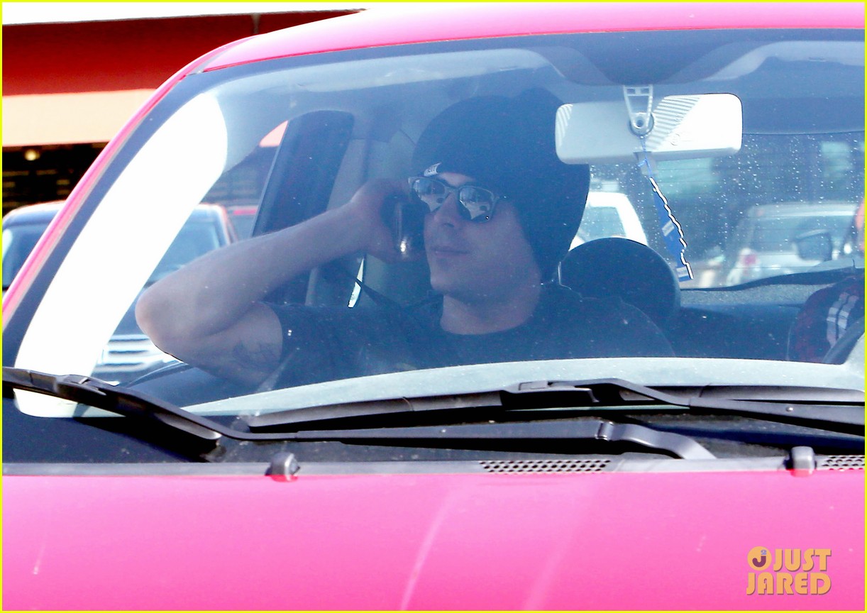 zac efron emerges after fight in skid row 073080666