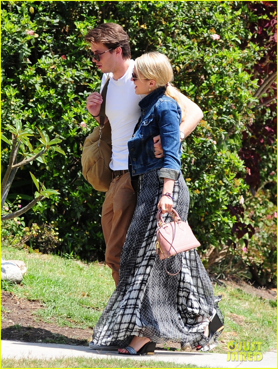 dianna agron gets cozy with thomas cocquerel at lunch 07