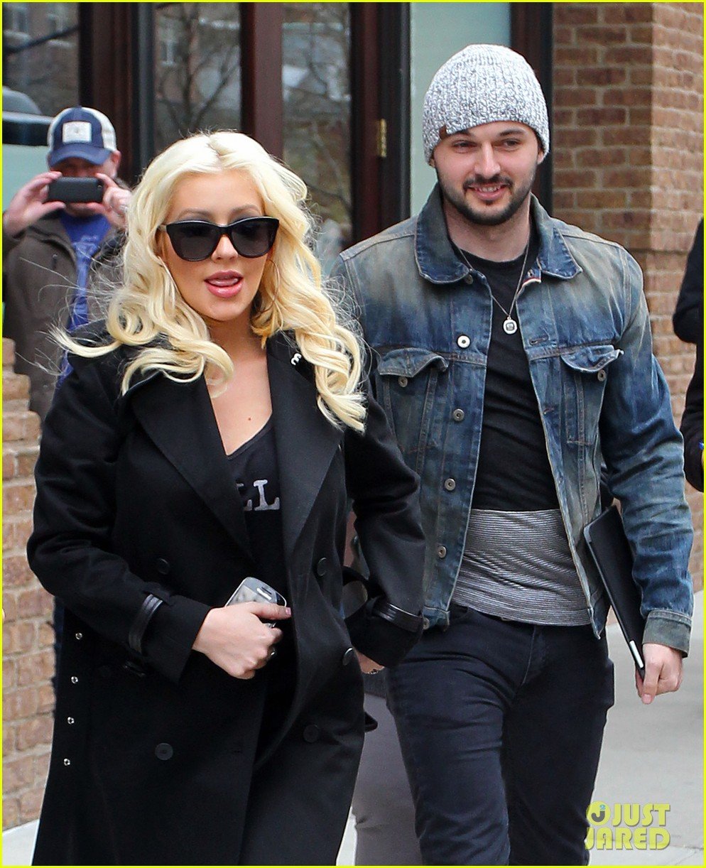 christina aguilera keeps her baby bump covered with chic black trench 023094577