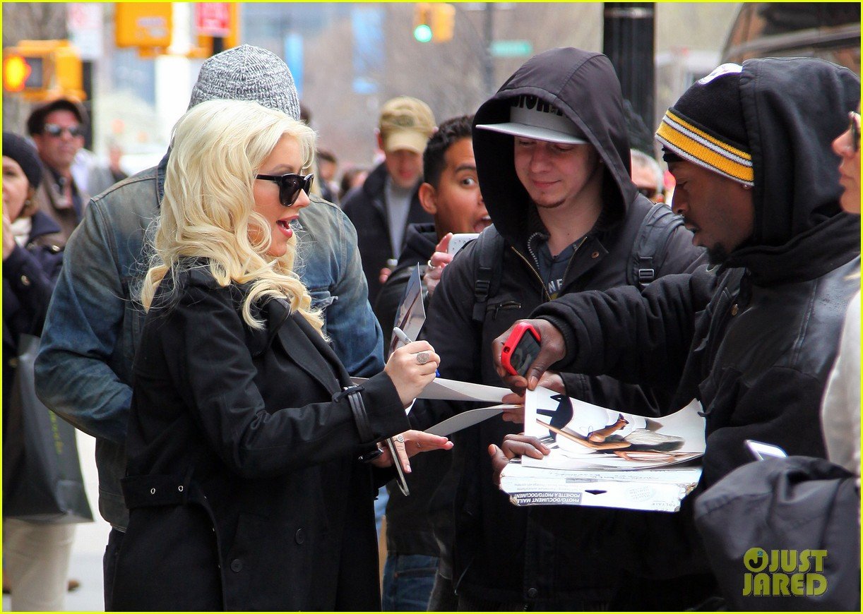 christina aguilera keeps her baby bump covered with chic black trench 04