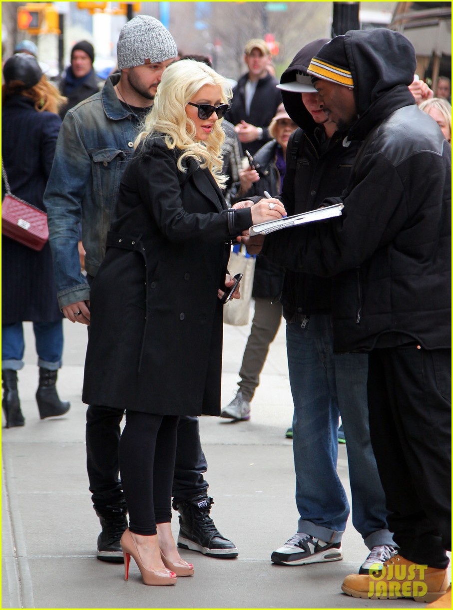 christina aguilera keeps her baby bump covered with chic black trench 113094586