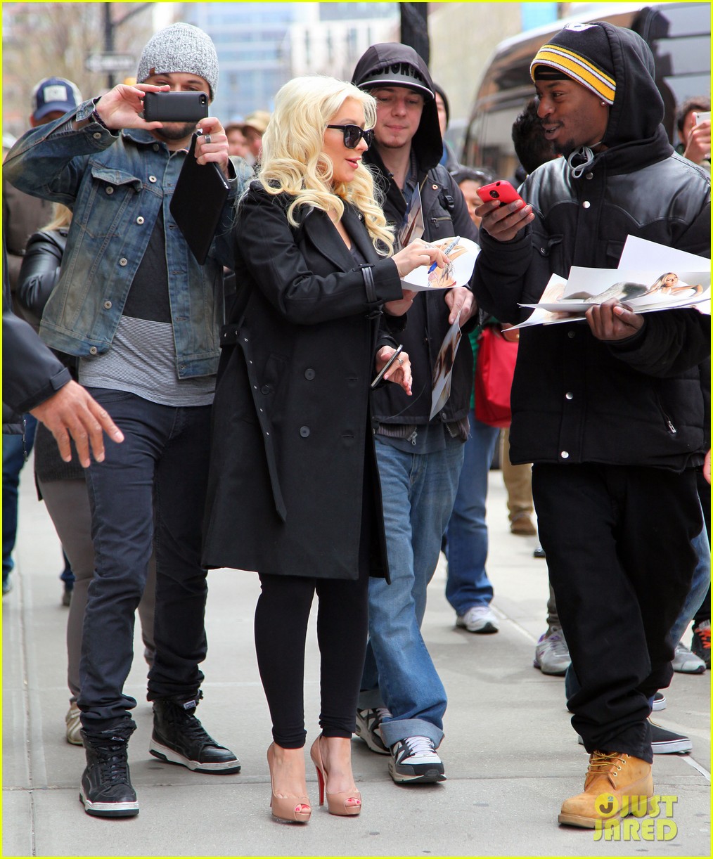 christina aguilera keeps her baby bump covered with chic black trench 133094588