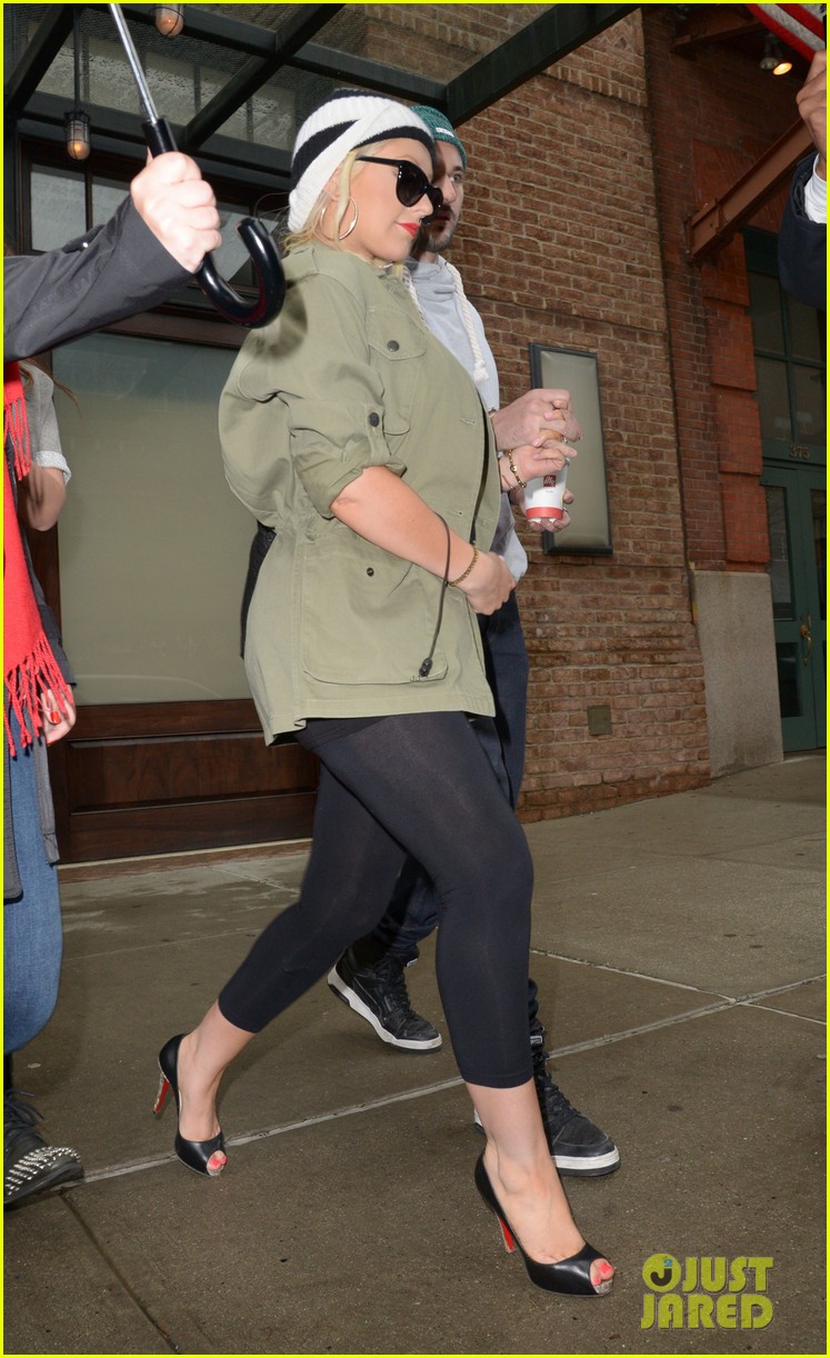 pregnant christina aguilera steps out with fiance matthew rutler 03
