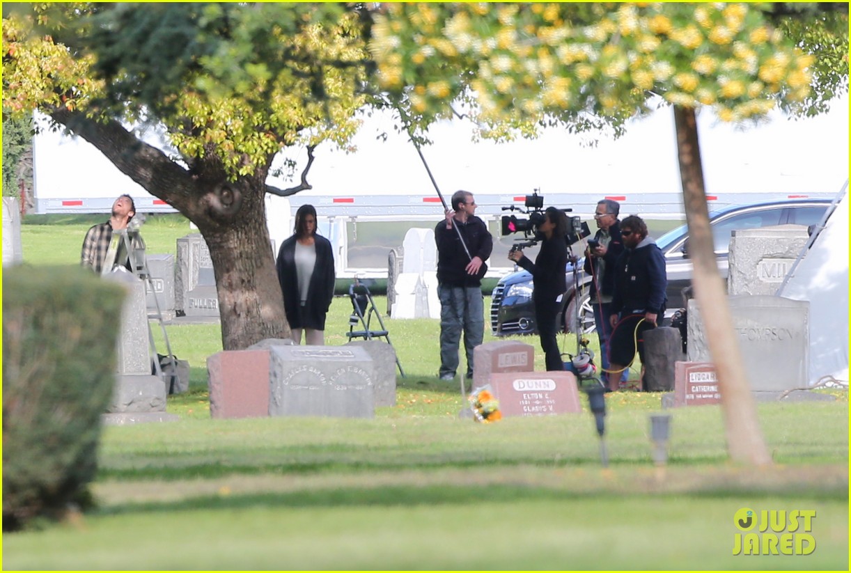 jennifer aniston begins filming cake in a grave yard 02