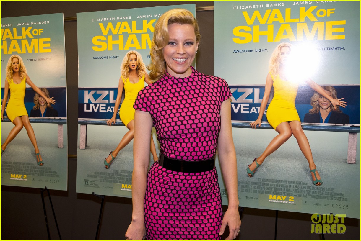 elizabeth banks attends screening for walk of shame watch the trailer now 103098082