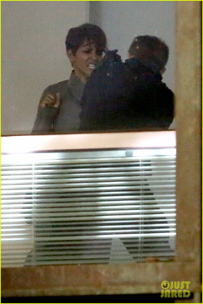 halle berry bares her teeth throws punches for extant 013100588