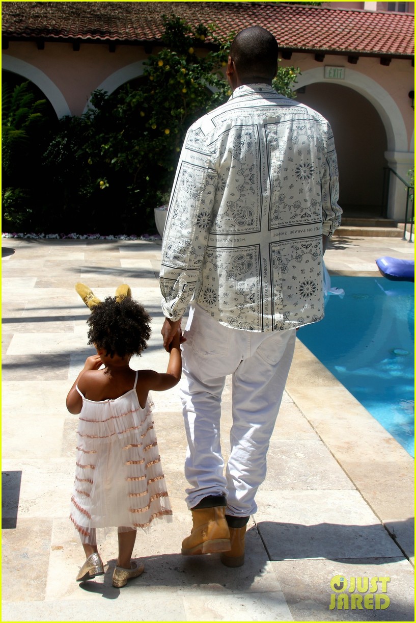 beyonce blue ivy meet the easter bunny 033096115