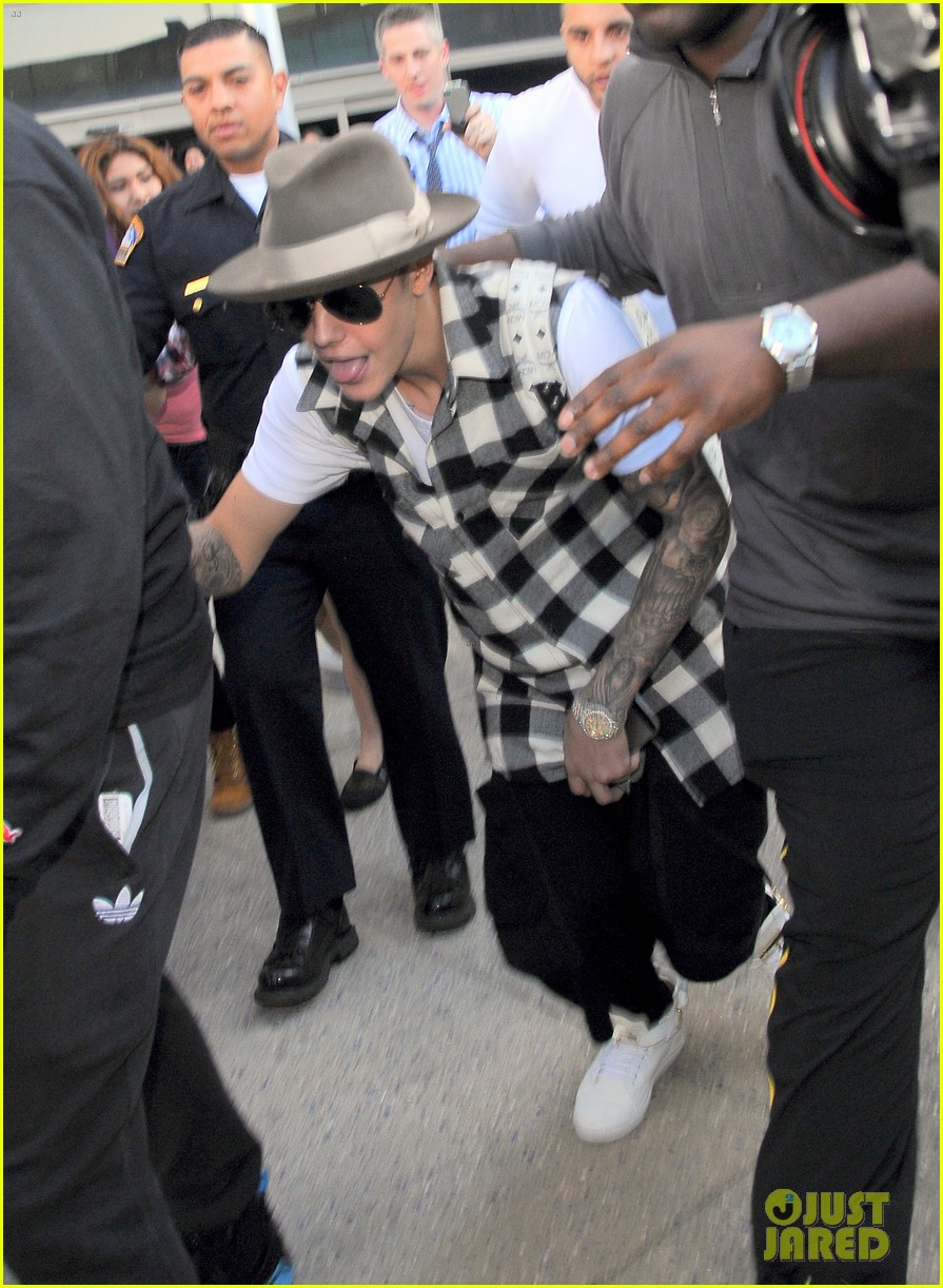 justin bieber gets released by customs at lax airport 09