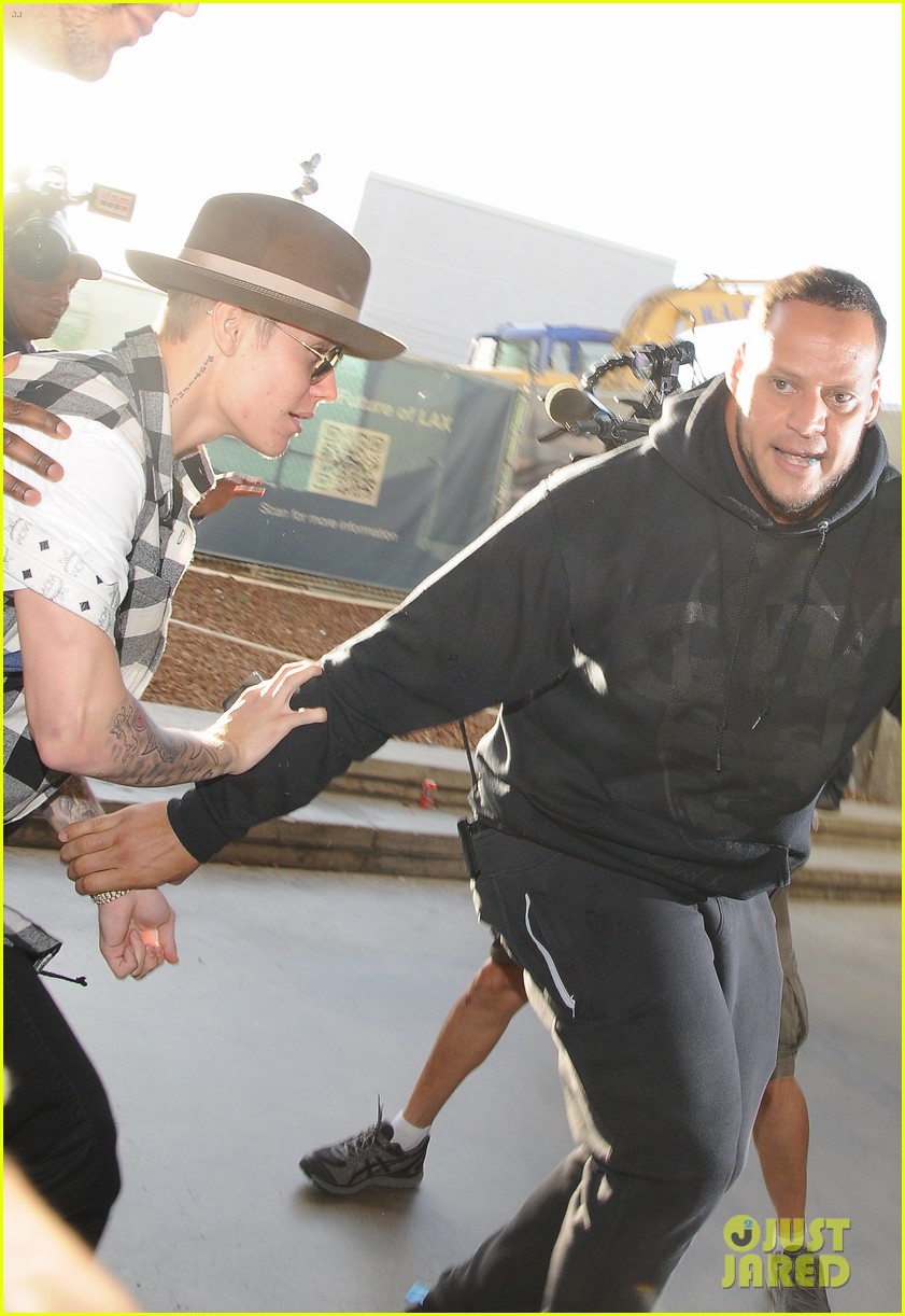 justin bieber gets released by customs at lax airport 123098640