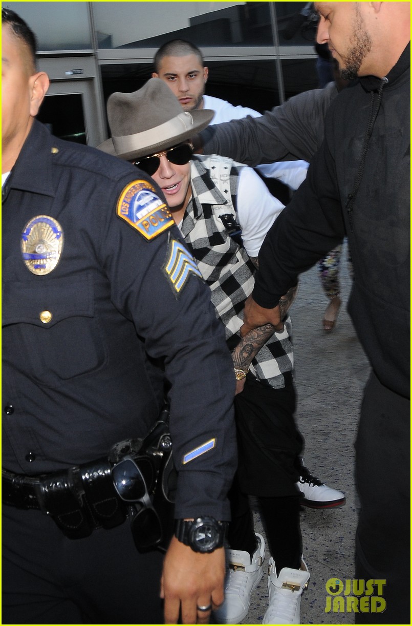 justin bieber gets released by customs at lax airport 13
